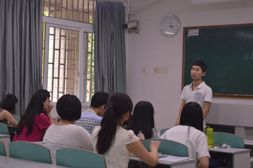 员工干部积极讨论